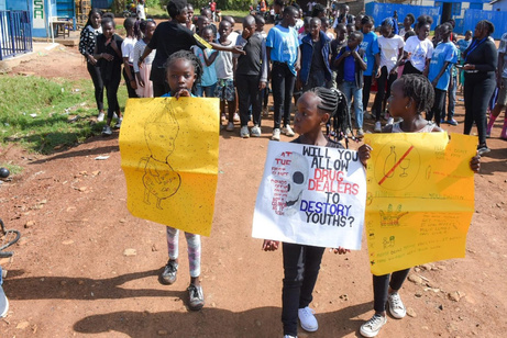 Barn i Kisumu med plakater mot rusmisbruk